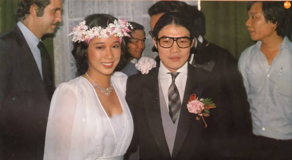 老牌股票配资平台 朱玲玲霍震霆世纪婚礼成笑话：400桌宴席背后，是20年无法言说的委屈